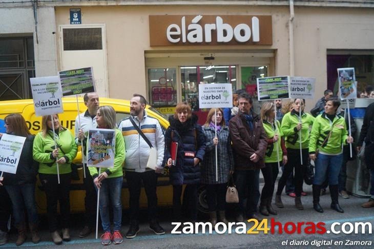  Los trabajadores de El Árbol exigen que su reubicación "no acabe en un despido" 