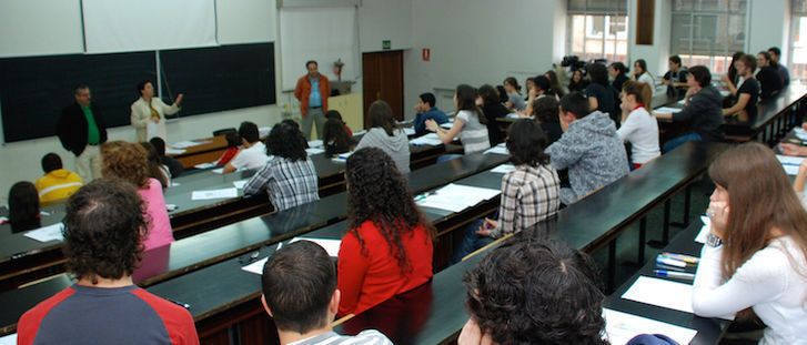 Universitarios en una clase