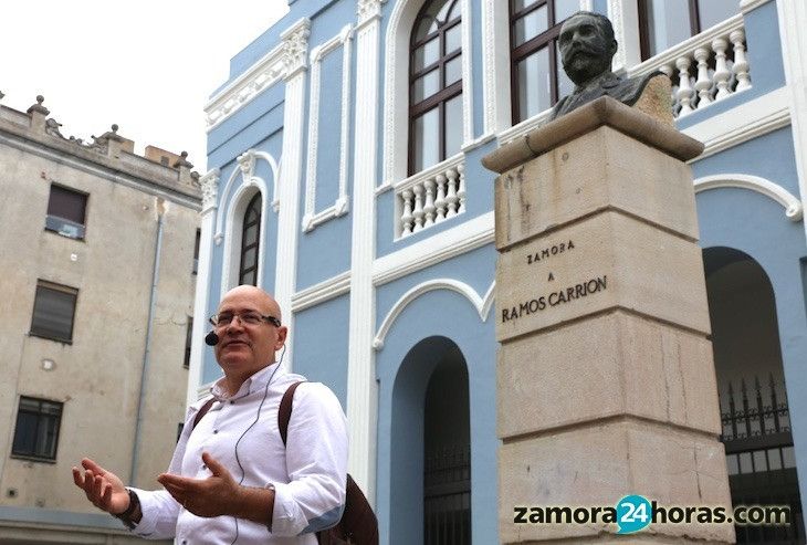 El profesor Julio Eguaras frente a la escultura de Ramos Carrión