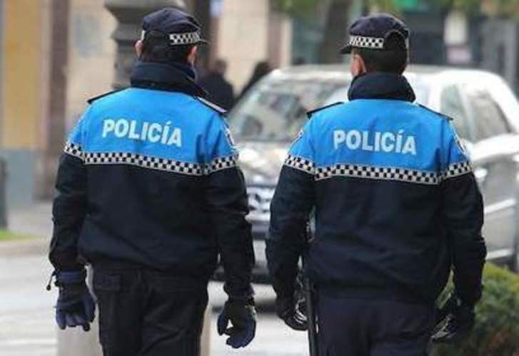 Dos policías locales patrullan a pie por la calle. Archivo