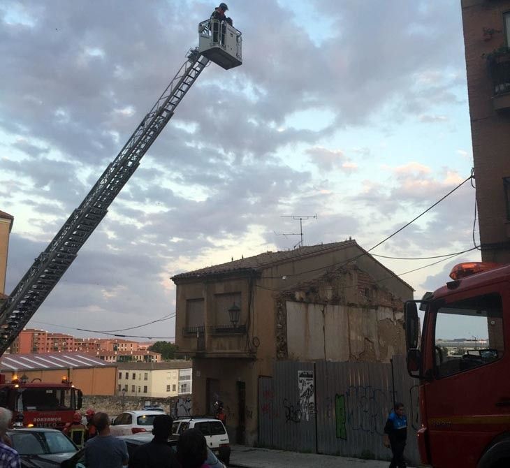  Abierta al tráfico la Cuesta del Piñedo tras concluir el derribo de un edificio antiguo 