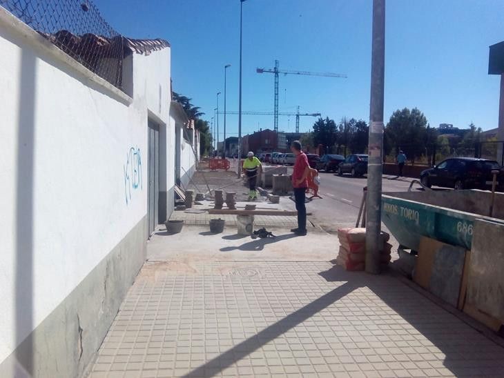  Los trabajadores del Plan Emplea renuevan las aceras de la calle Hernán Cortés 