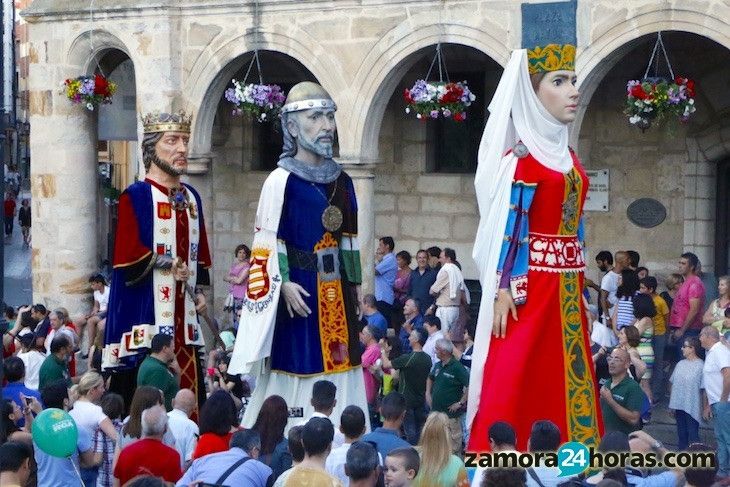  Gigantes y cabezudos cercan la ciudad 