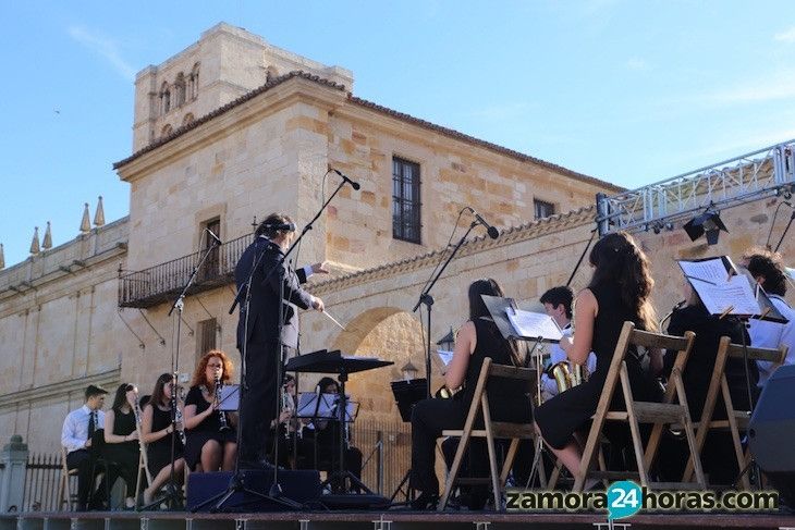  La BMZ hace sonar el Bolero de Algodre al pie de la Catedral 