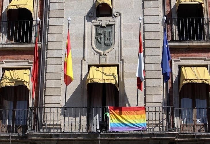  La bandera arcoíris, en la fachada del Ayuntamiento en el Día Internacional del Orgullo Gay 