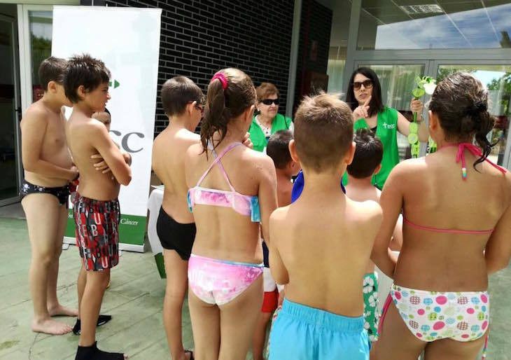  La AECC lleva a cabo una campaña de prevención solar en la piscina de Benavente 