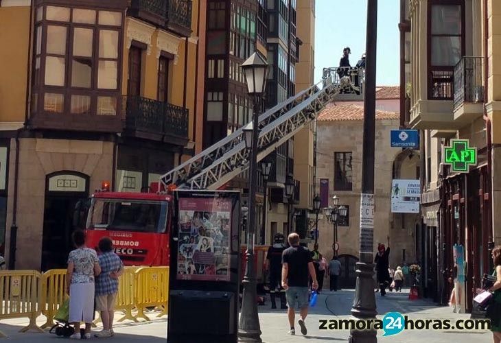  Los bomberos aseguran la fachada de una vivienda en la Plaza Sagasta 