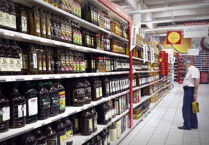 Aceite de oliva en el lineal de un supermercado