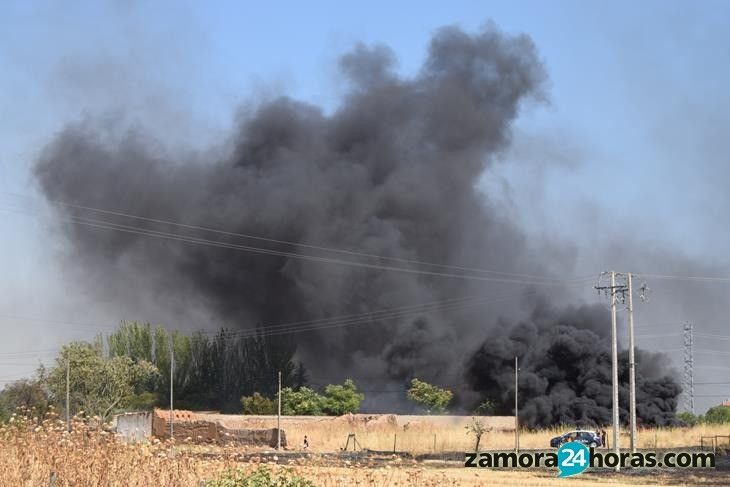  Cinco vehículos de una cochera, afectados por un incendio cerca de la carretera Villalpando 