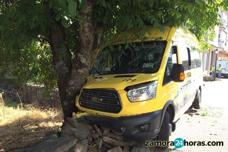  Un microbús se empotra contra un poste eléctrico en El Puente de Sanabria 