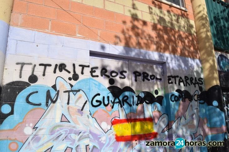  La Josa amanece con pintadas contra 'Títeres desde Abajo' y contra Guarido, al que llaman "traidor" y "etarra" 