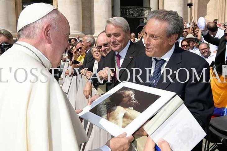  El Papa recibe en el Vaticano a la Penitente Hermandad de Jesús Yacente 