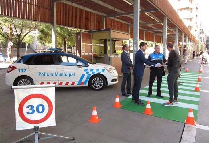  La Policía Municipal informa sobre la forma más segura de cruzar un paso de peatones 