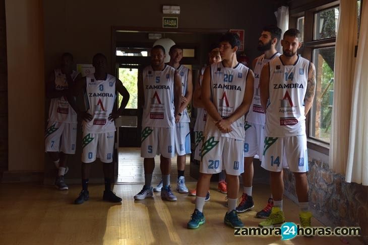  Los jugadores del CB Zamora salen a la calle para vender los abonos de temporada 