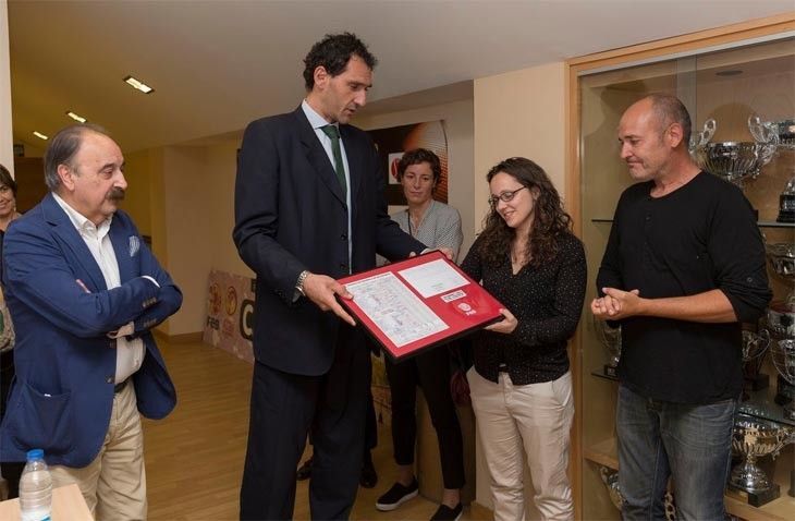  El mundo del baloncesto homenajea a Juan de Mena en la Supercopa femenina 