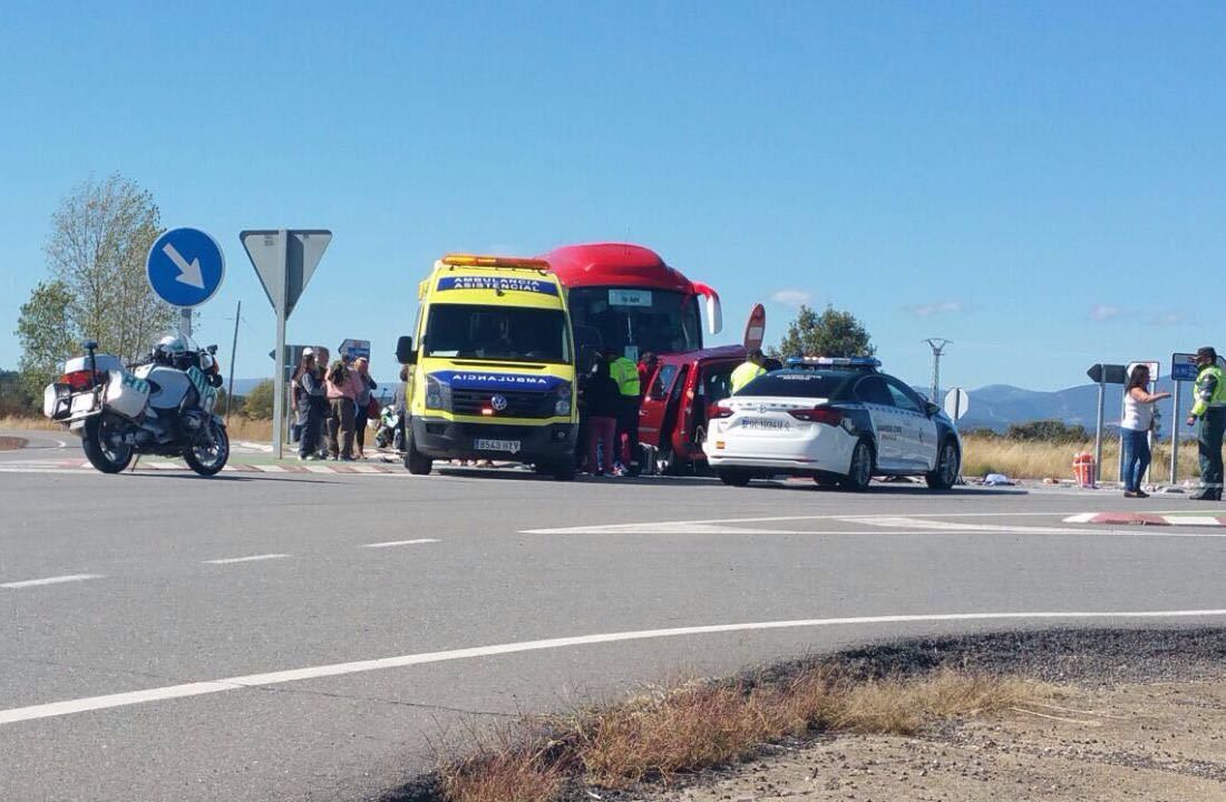  Un muerto y dos heridos con diferente gravedad tras la colisión de un autobús y una furgoneta en Rionegro 