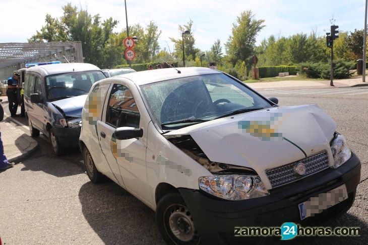  Tres vehículos implicados en un choque en cadena en el Puente de Hierro 