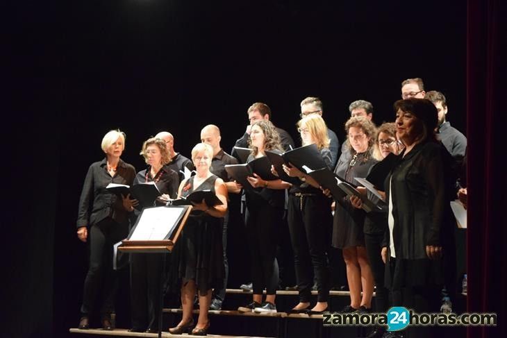  Las voces zamoranas se unen en el XX Aniversario de La Coral Ciudad de Zamora. Archivo