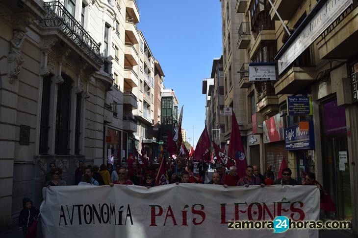  Decenas de zamoranos claman por la autonomía de la Región Leonesa 