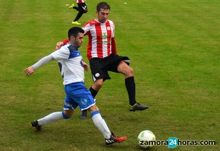  Los jugadores del Zamora, contentos por ganar en un campo exigente 