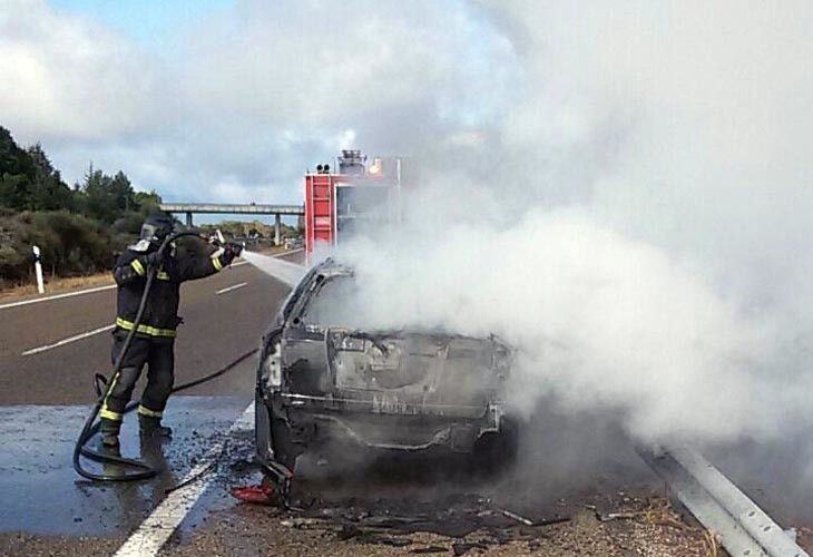 Coche ardiendo en una autovía. Archivo