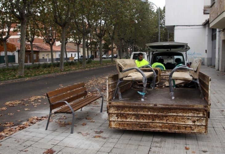  Instalan 42 nuevos bancos y 89 papeleras en los distintos barrios de la ciudad 