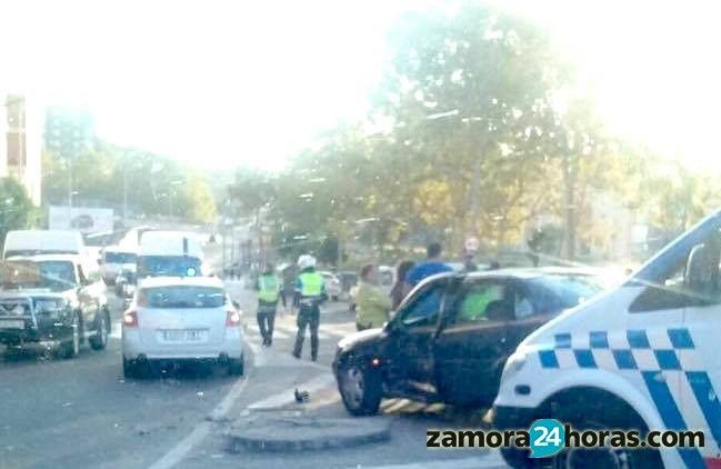  Un accidente sin heridos provoca el derribo de un semáforo en Cardenal Cisneros 