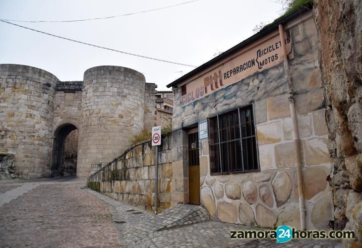  El emblemático taller “Ciclos Piti” será derribado para despejar parte de la muralla 