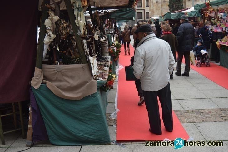  Los zamoranos aprovechan la jornada festiva para visitar el mercado navideño 