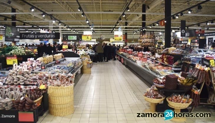  Cientos de personas consultan las ofertas de Carrefour Zamora durante sus primeras horas de apertura 