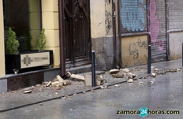  Nuevos desprendimientos en el centro de la ciudad obligan a actuar a los Bomberos 