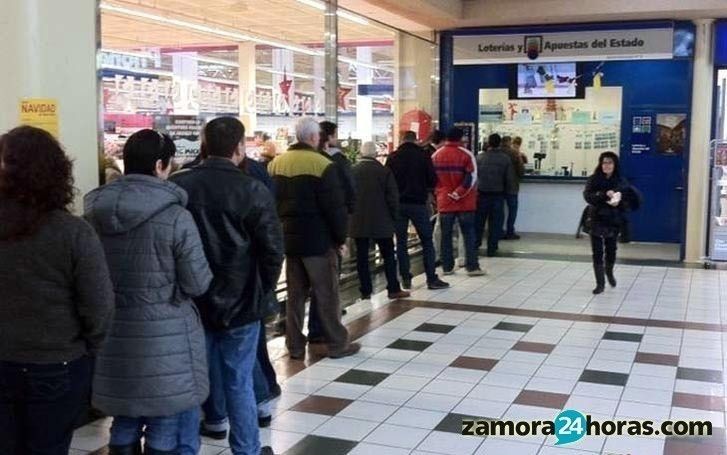 Colas en una administración de lotería en Zamora