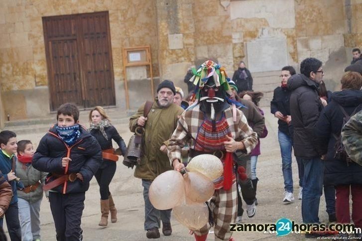  El Zangarrón de Sanzoles felicita las Pascuas en busca del aguinaldo 