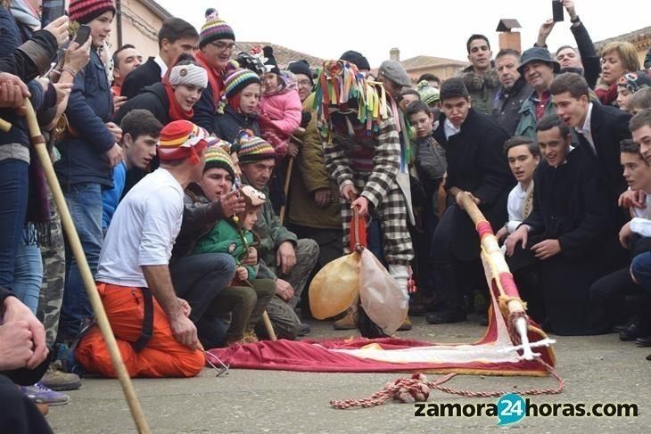  El Zangarrón de Sanzoles emerge entre una multitud 