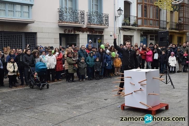  Magia a pie de calle, el Mago Sun ofrece un aperitivo de su actuación en el Ramos Carrión 