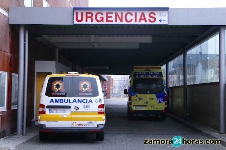 Ambulancias a las puertas de Urgencias