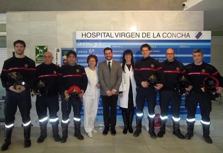  La planta de pediatría del Virgen de la Concha disfruta con la visita de los bomberos 