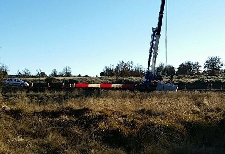  Un camión pierde un pesado bloque de granito y obliga a cortar la N-631 