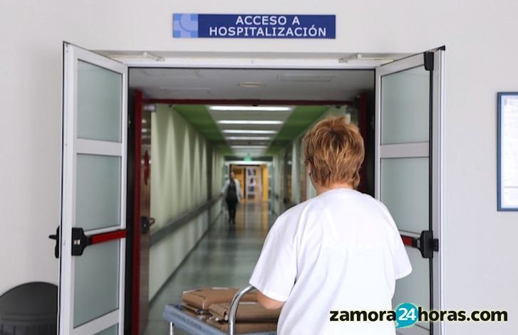 Una profesional sanitaria accede a la zona de hospitalización