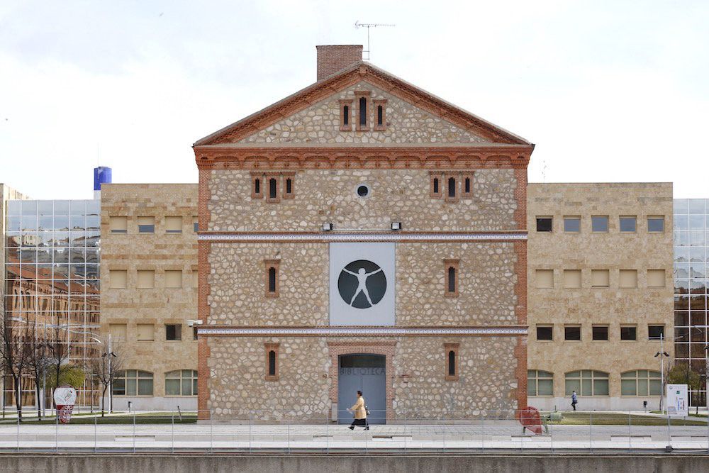 Imagen de la entrada a la biblioteca del Campus Viriato de Zamora 