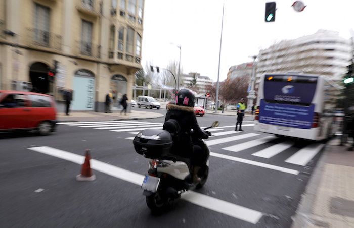  La ciudad estrena las dos primeras "parrillas de salida" de bicis y motos 