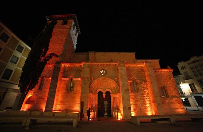 Iglesia de Santiago el Burgo iluminada de naranja