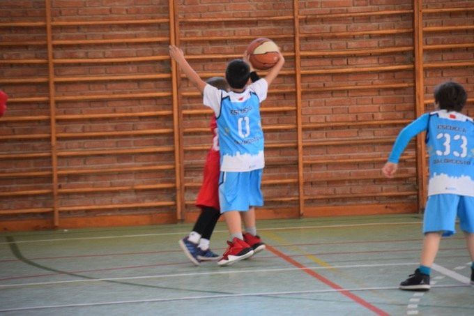 Dos niños juegan al baloncesto en Zamora.