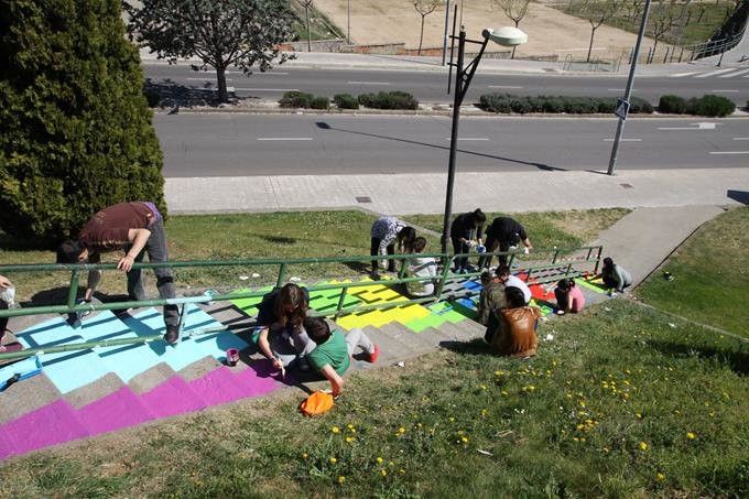  Los programas de educación de calle pintan de nuevo el Tetris de la Cuesta del Bolón 