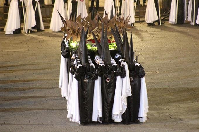  La Hermandad de Jesús en su Tercera Caída desfila en su 75 aniversario 