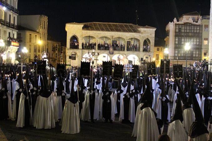  La Hermandad de Jesús en su Tercera Caída desfila en su 75 aniversario 