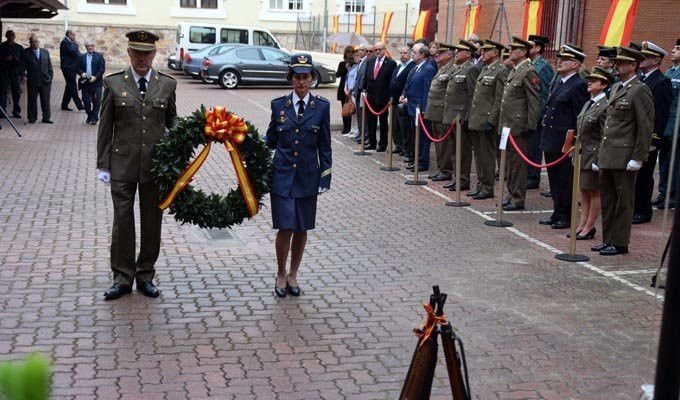  La lluvia no desluce el emotivo acto militar de la Subdelegación de Defensa 