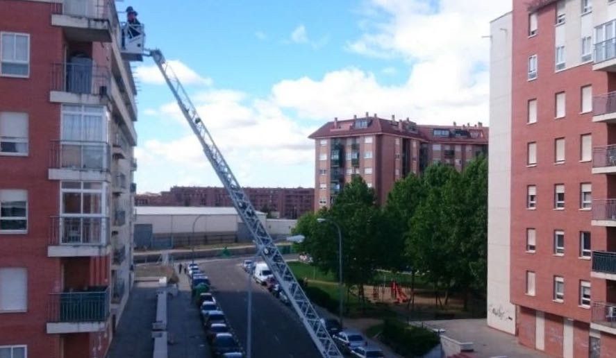  Los Bomberos actúan para solucionar los desprendimientos de un edificio en la calle Huerta de Arenales 