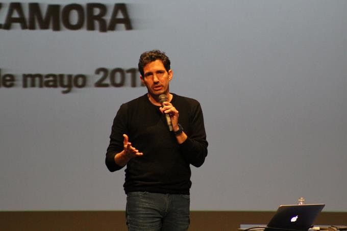  César Bona congrega a miles de personas en su conferencia 'Escuchar para Educar' 