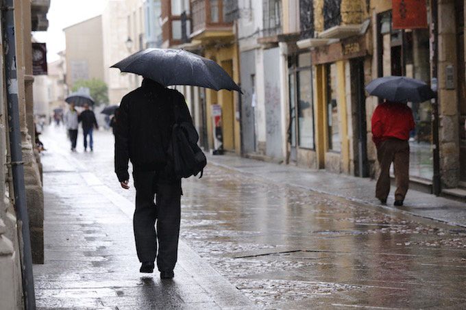 Las precipitaciones acumuladas en el año hidrológico alcanzan un superávit del 4%. Varios zamoranos pasean bajo su paraguas. Archivo.